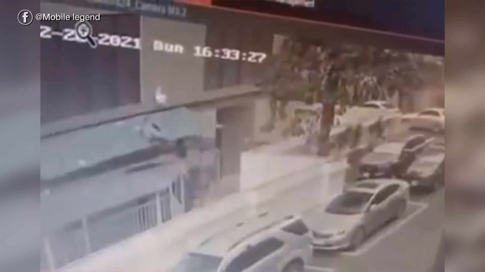 Súper Manh”: el heroico momento en que un hombre rescató a una bebé que cayó de un doceavo piso - Infobae