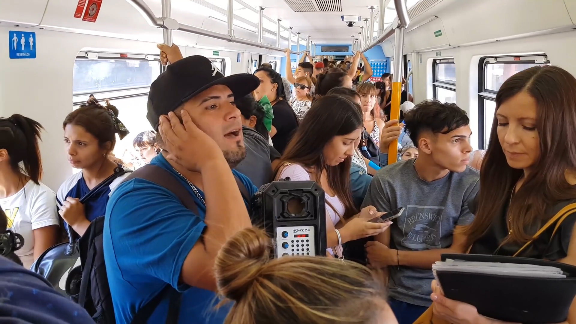 Fue cartonero, canta hace 14 años en el tren y hoy no puede trabajar por la  pandemia: Elías, el músico del Sarmiento