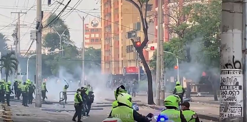 Enfrentamientos entre manifestantes y policías a las afueras del Romelio Martínez