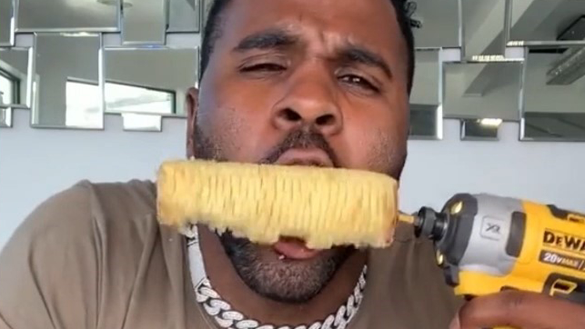 Jason Derulo “se rompió” los dientes con un elote - Infobae