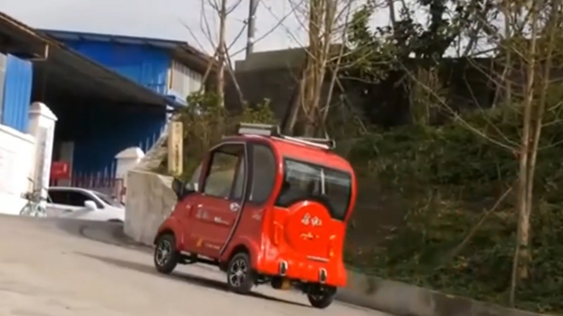 Poco más de 1 metro de ancho, no es chino y quiere ser el 'coche' eléctrico  más asequible