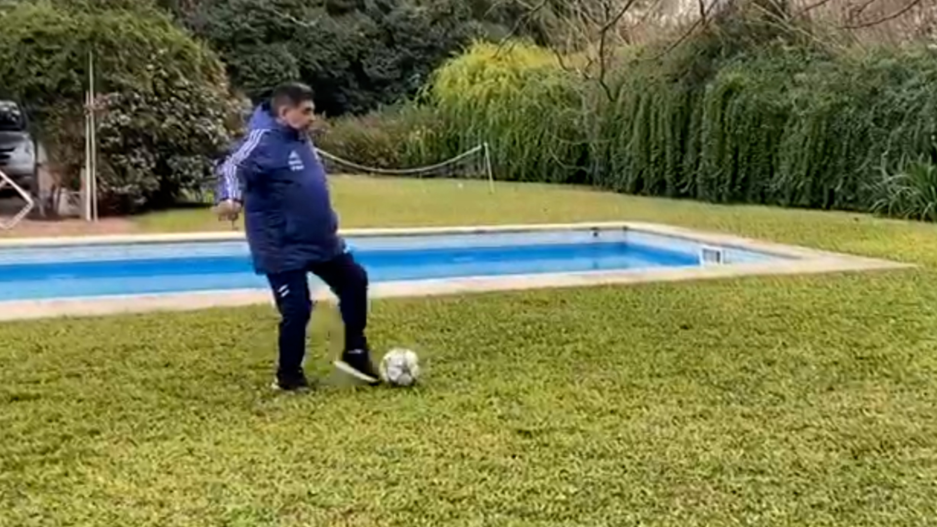 Pileta Con Cascada Y Cancha De Futbol 5 Asi Es La Casa A La Que Se Muda Maradona Para Estar Mas Cerca De Gimnasia Infobae