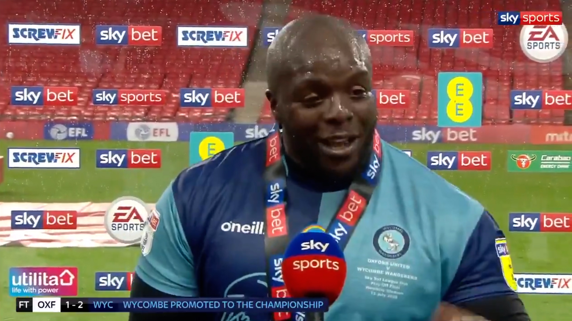 Ad o Akinfenwa, el futbolista de 102 kilos que ha ascendido con