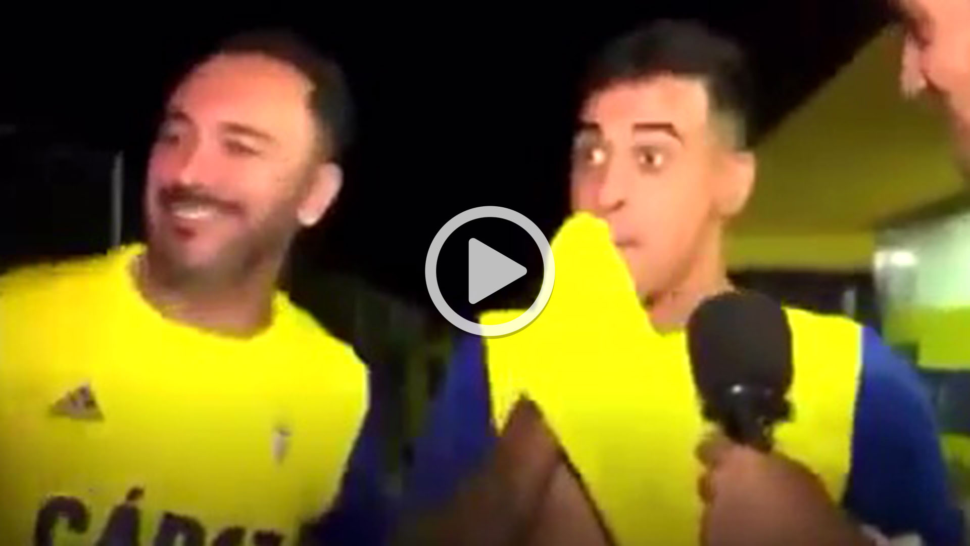 Dos jugadores del Melilla celebran un gol simulando esnifar cocaína