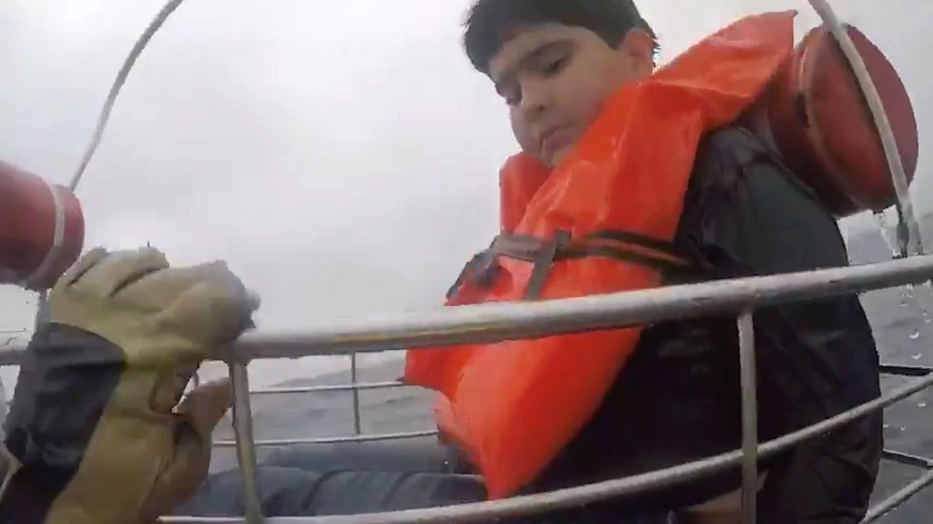 Image result for Marinos rescatan a 7 adultos y a un niÃ±o que naufragaron en aguas de Baja California