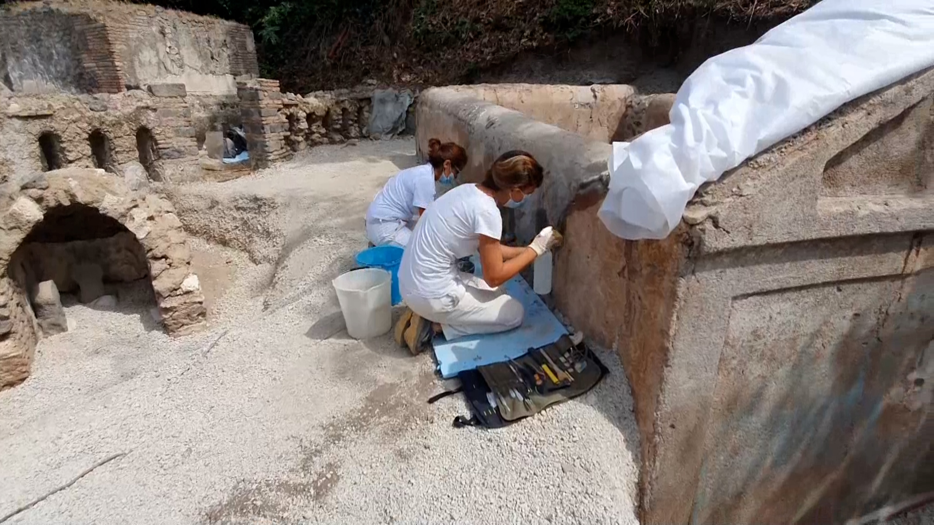 Hallan tumba con cuerpo momificado en Pompeya