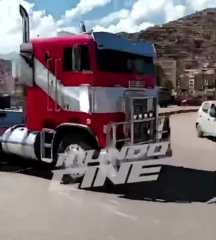 UAU! Optimus Prime, Autobots e Decepticons em ação em Cusco em vídeos de 'Transformers  7: O Despertar das Feras' - CinePOP