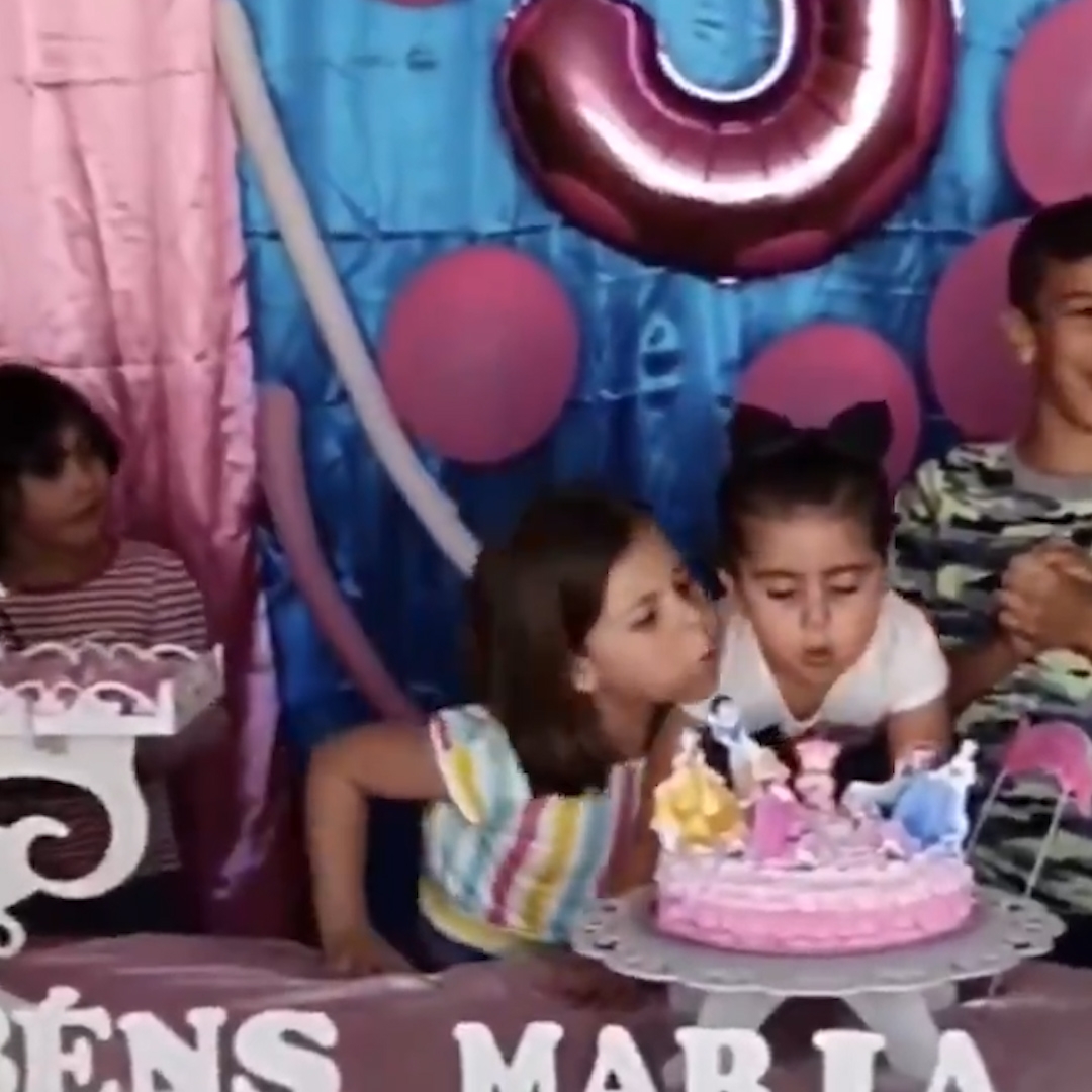 La historia de la niña que apaga la vela de cumpleaños de su hermana