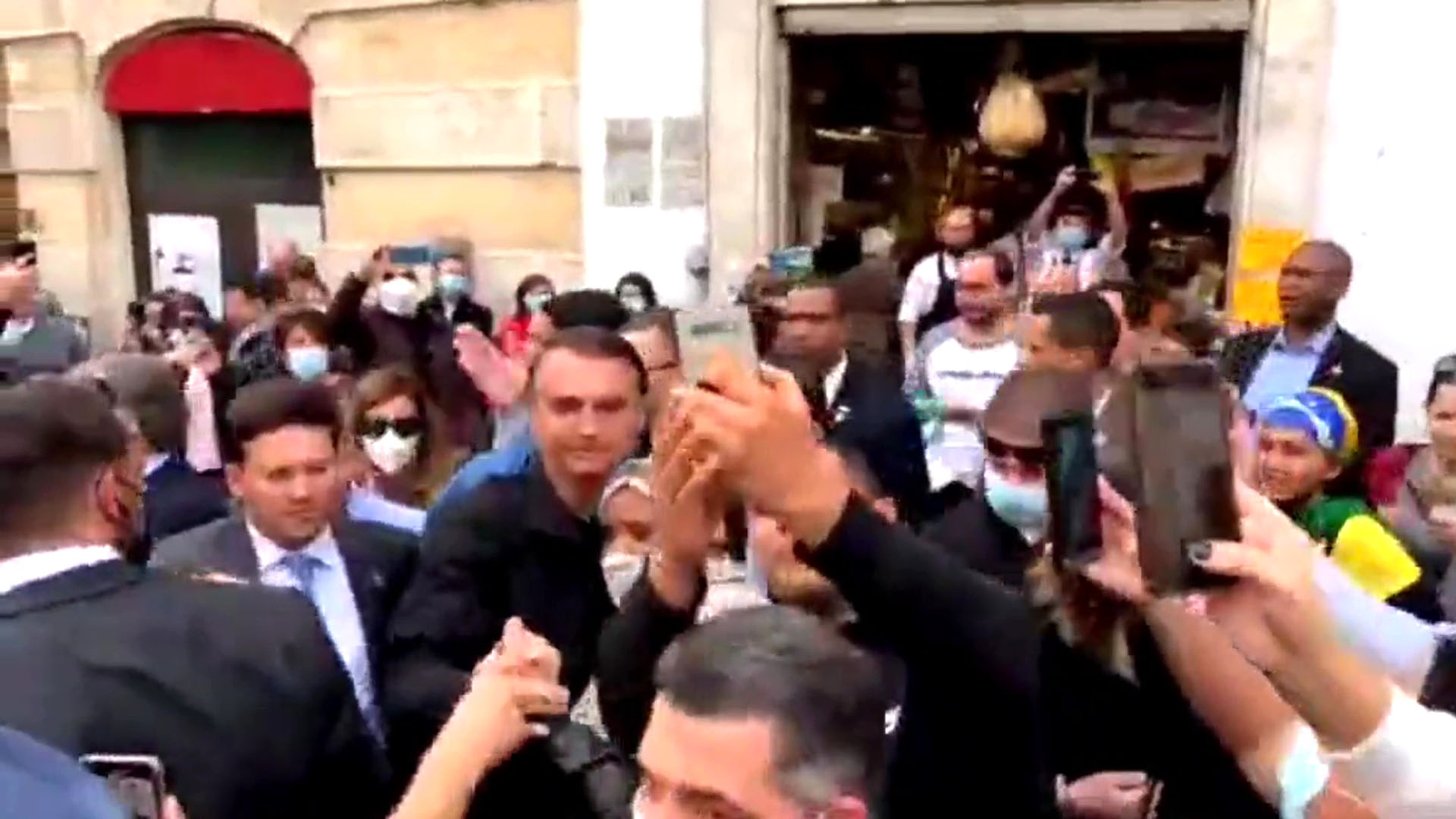 Jair Bolsonaro paseó por las calles de Roma antes de la cumbre del G20: se  tomó fotografías y comió rodeado de gente - Infobae