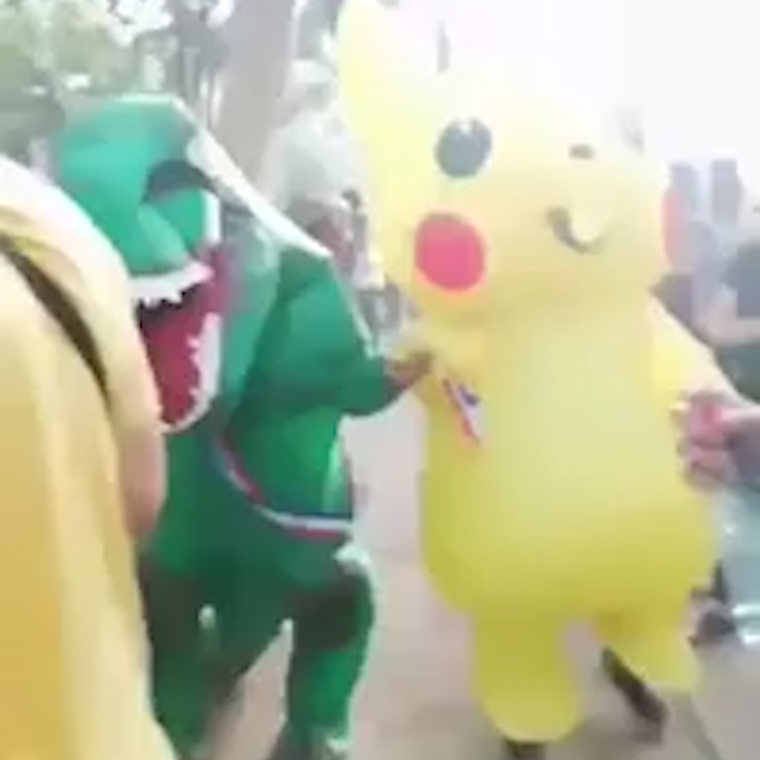 ¿Quién es “Baila Pikachu”? La historia detrás del muñeco inflable que se  volvió viral en las protestas de Chile