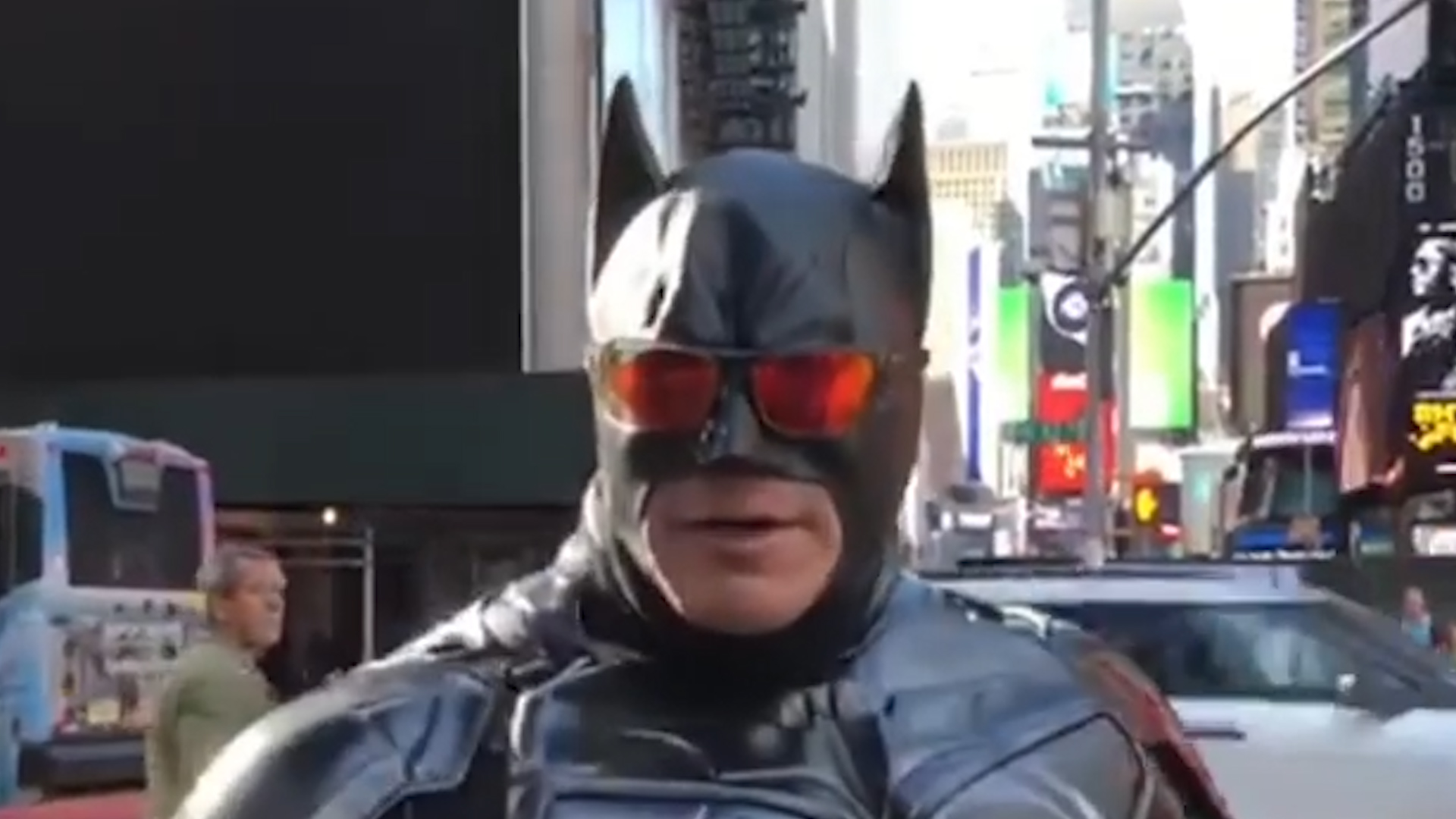 El Batman argentino de Times Square: de fundirse en Buenos Aires a  sorprender a los turistas que pasean por Nueva York y volverse viral -  Infobae