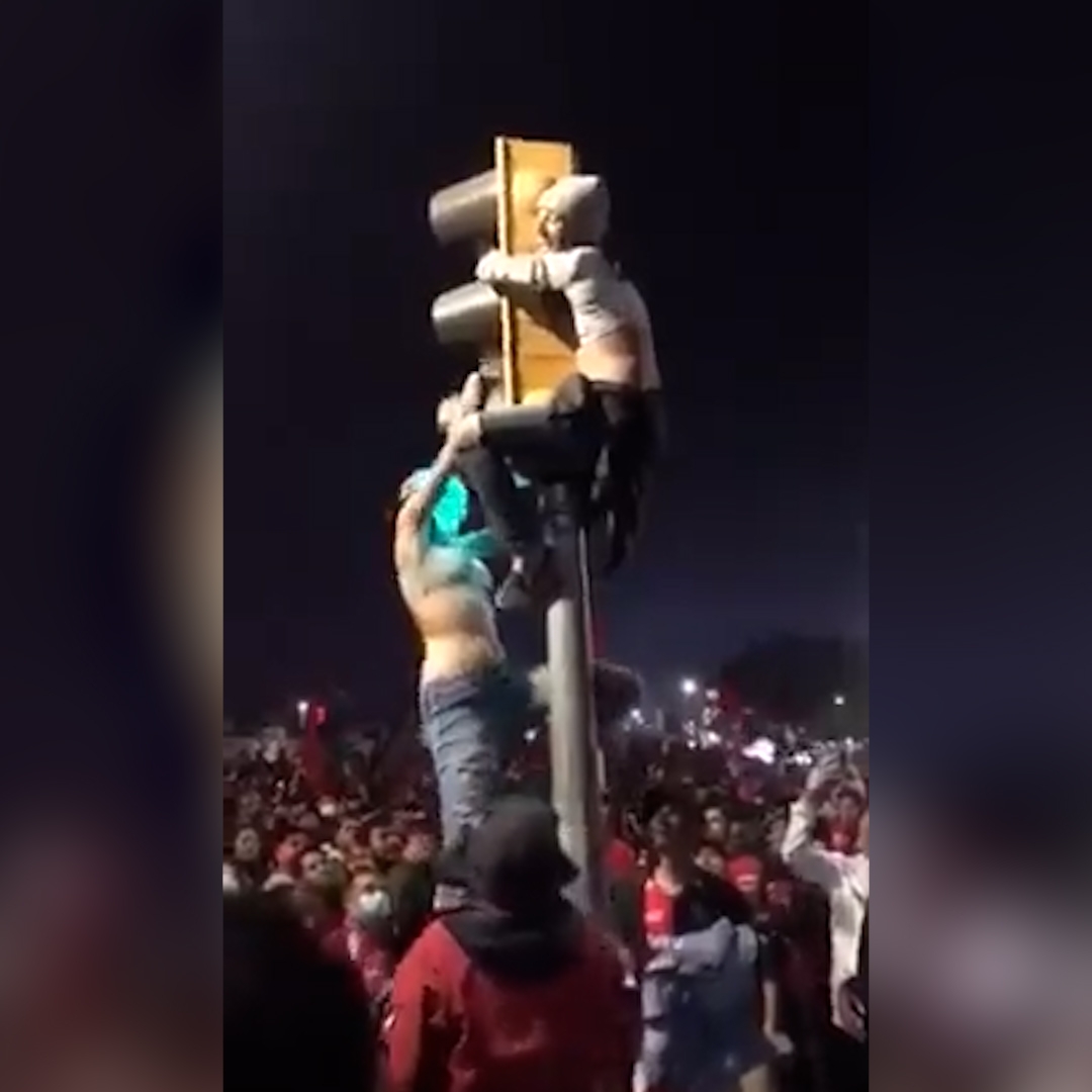 Video: la dolorosa caída de una aficionada del Atlas en festejo por el  campeonato